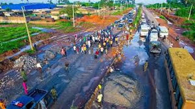 Motorists lament over slow repairs of Sagamu–Ijebu Ode federal road