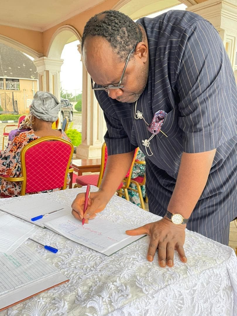 Photos: Senator Dickson’s pays condolence visit to Awujale’s family